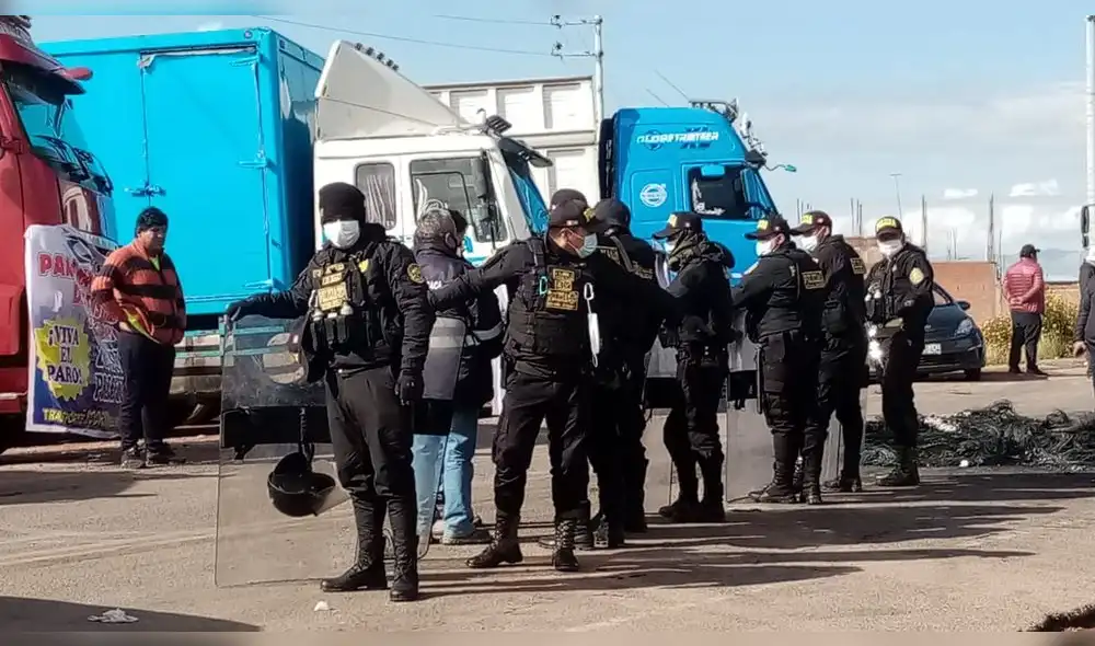 Decenas de unidades quedaron varadas por bloqueos. Foto: Liubomir Fernández Decenas de unidades quedaron varadas por bloqueos. Foto: Liubomir Fernández