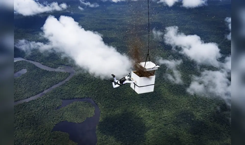 Momento del salto del paracaidista Luigi Cani en el Amazonas. Foto: BTG/Audi Momento del salto del paracaidista Luigi Cani en el Amazonas. Foto: BTG/Audi