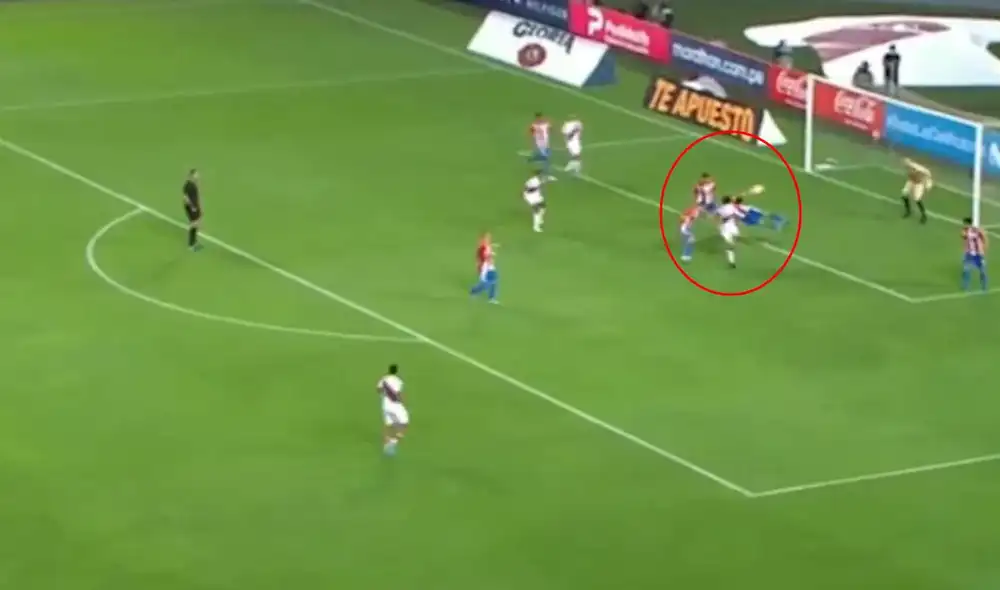 Lapadula mandó el balón al travesaño y perdió la chance de anotar 3-0 para Perú. Foto: captura de Movistar Deportes