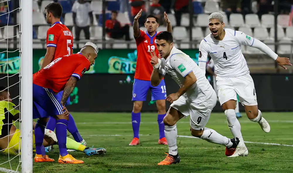 Luis Suárez anotó un golazo de chalaca ante Chile en el cierre de las Eliminatorias a Qatar 2022. Foto: EFE Luis Suárez anotó un golazo de chalaca ante Chile en el cierre de las Eliminatorias a Qatar 2022. Foto: EFE