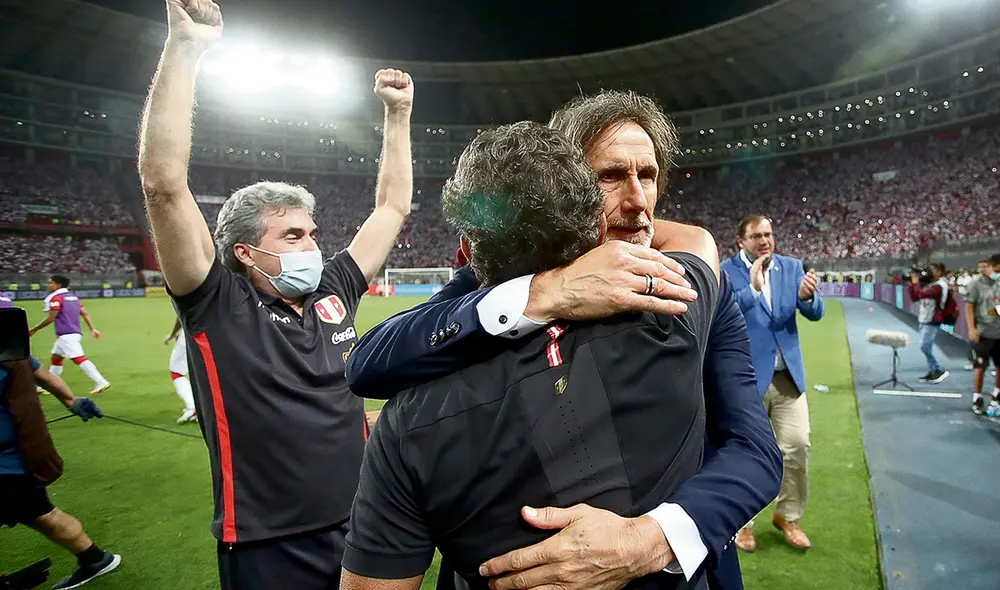 Celebración emotiva. Gareca y el abrazo con su comando técnico tras el pitazo final. Foto: difusión