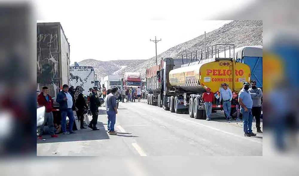 Kilómetro 48. Punto de la Panamericana Sur, repartición de los destinos Arequipa, Moquegua y Tacna. Los camiones, con productos perecibles, se encuentran varados. Foto: La República