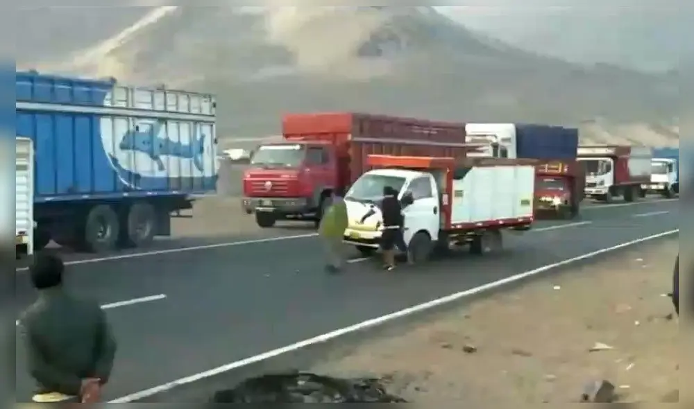 Manifestantes bloquearon el paso a otras unidades de carga pesada que transportaban alimentos. Foto: Capturas Latina Noticias.