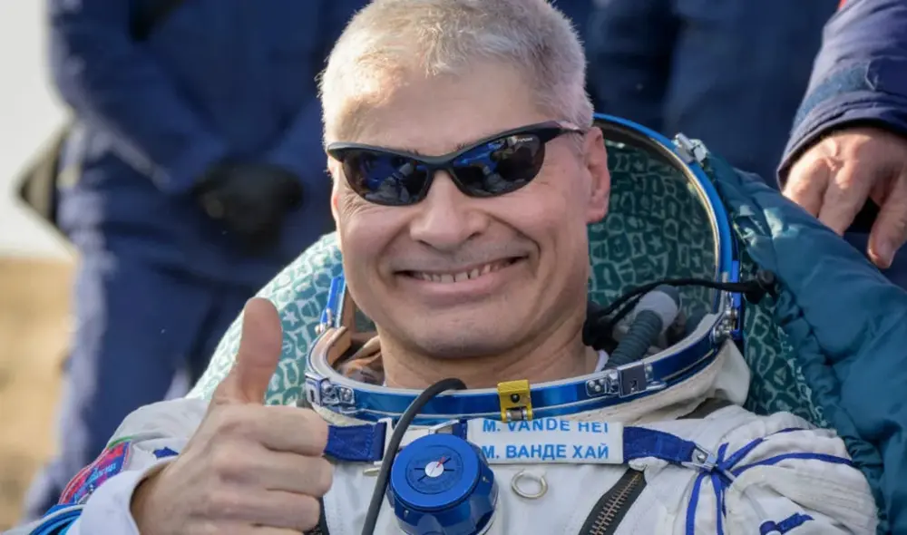 Mark Vande Hei posa frente a las cámaras luego de haber aterrizado con los cosmonautas rusos Anton Shkaplerov y Pyotr Dubrov. Foto: Bill Ingalls / NASA