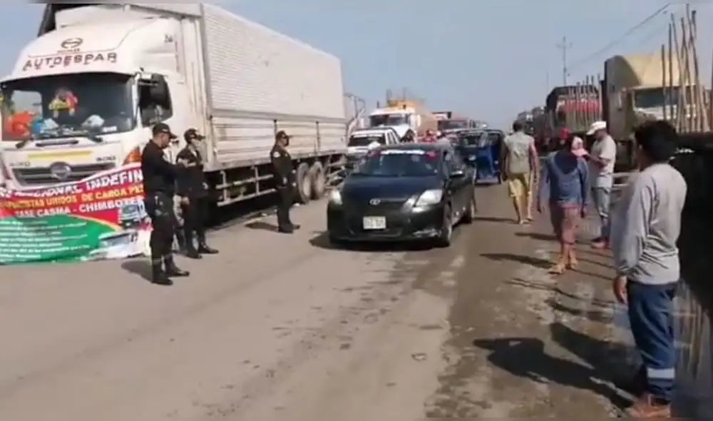 Vía que estaba tomada conduce desde el norte hacia regiones del sur como Lima. Foto: Radio RSD Vía que estaba tomada conduce desde el norte hacia regiones del sur como Lima. Foto: Radio RSD