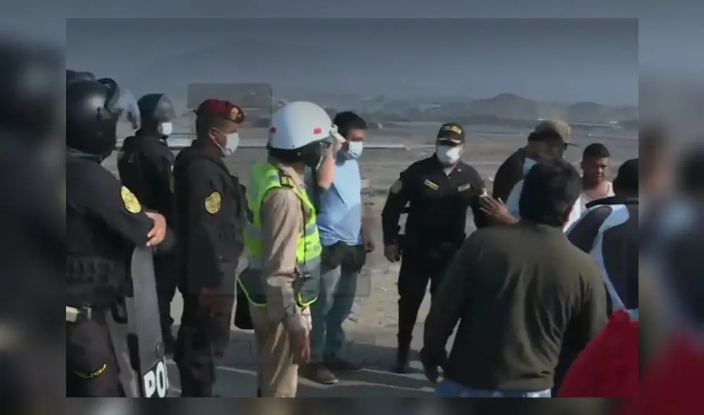 Los agentes policiales precisaron que el objetivo es que las unidades que transportan alimentos y animales logren pasar a la capital. Foto: Captura de Latina Noticias