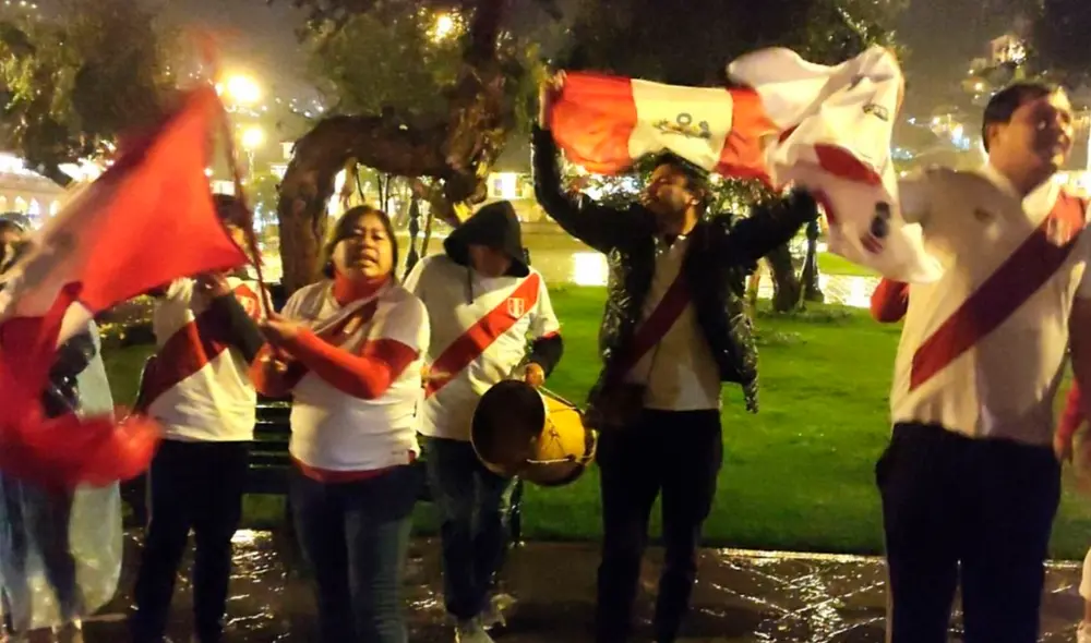 Hinchas entonaron canciones dedicadas a la Bicolor. Foto: Andina