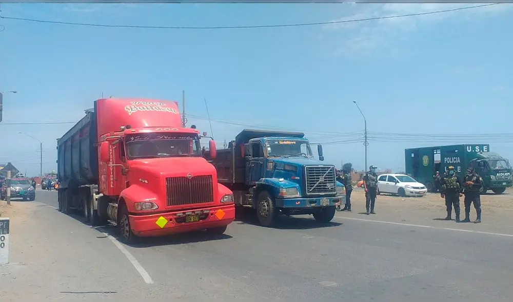 Vehículos se trasladaron al cruce de Salaverry, donde realizan la protesta contra alza de combustibles. Foto: Yolanda Goicochea/URPI-LR Vehículos se trasladaron al cruce de Salaverry, donde realizan la protesta contra alza de combustibles. Foto: Yolanda Goicochea/URPI-LR