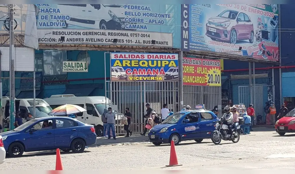 Conductores de autos particulares ofrecen servicios de traslado cerca a terminales. Foto: Alexis Choque/ URPI