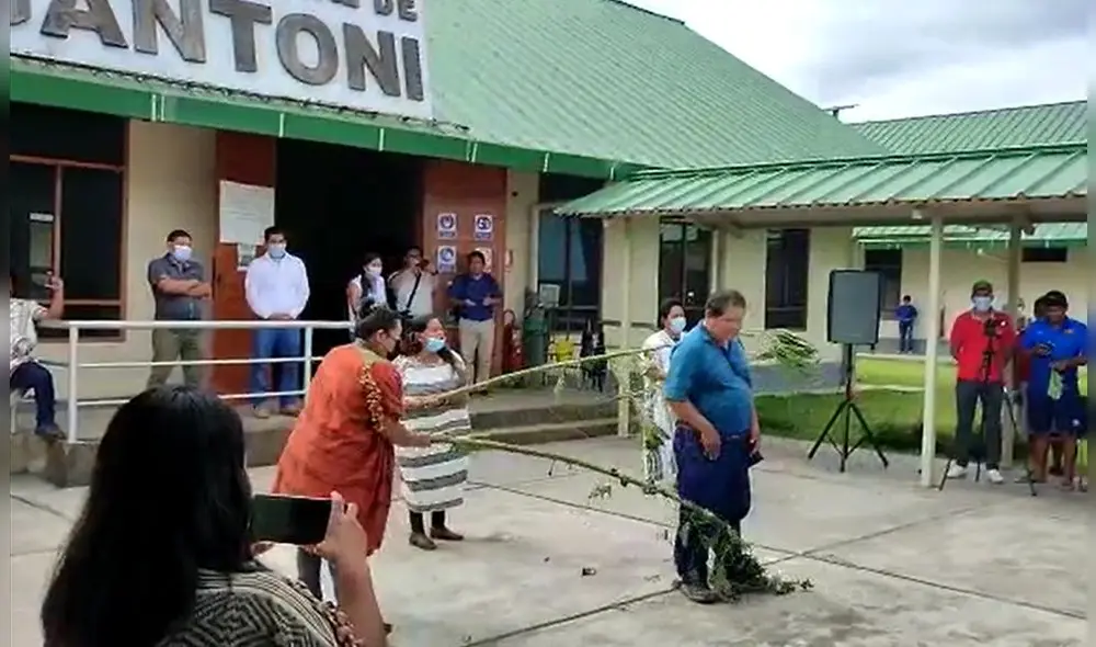 Regidor Cristóbal Ríos fue sancionado por pobladores. Foto: captura video Rómulo Cañari