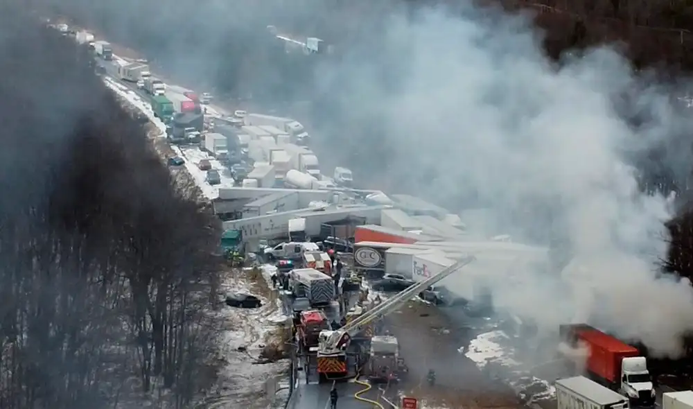 Algunos coches resultaron tan calcinados que prácticamente se fundieron con el pavimento, lo que complicó las tareas de limpieza. Foto: CNN Algunos coches resultaron tan calcinados que prácticamente se fundieron con el pavimento, lo que complicó las tareas de limpieza. Foto: CNN