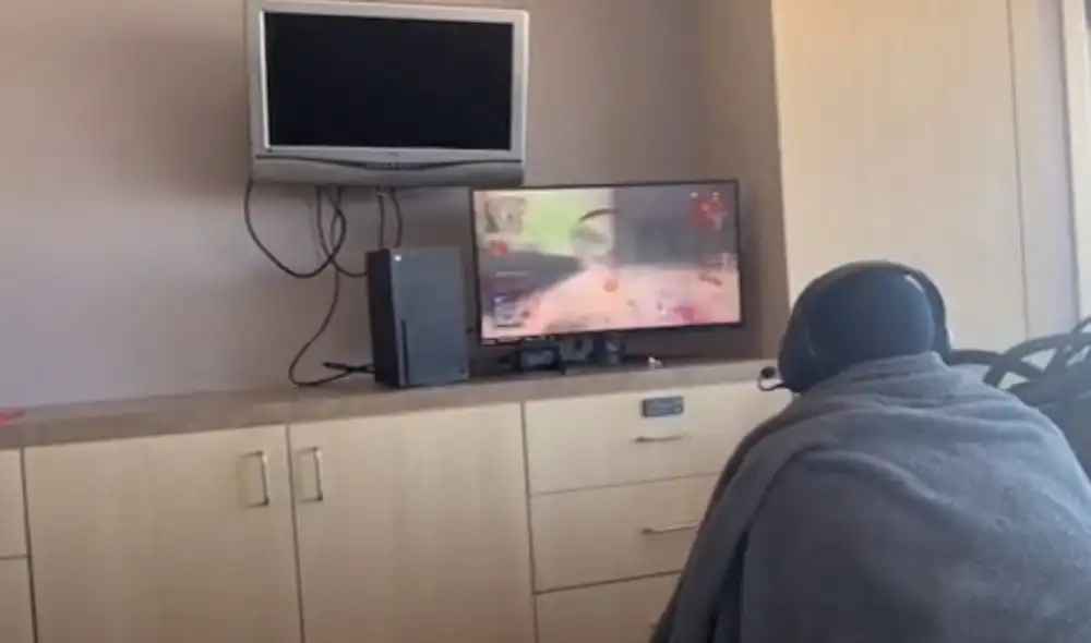 Hombre lleva consola de juegos completa al hospital para el parto de su pareja. Foto: captura de TikTok Hombre lleva consola de juegos completa al hospital para el parto de su pareja. Foto: captura de TikTok