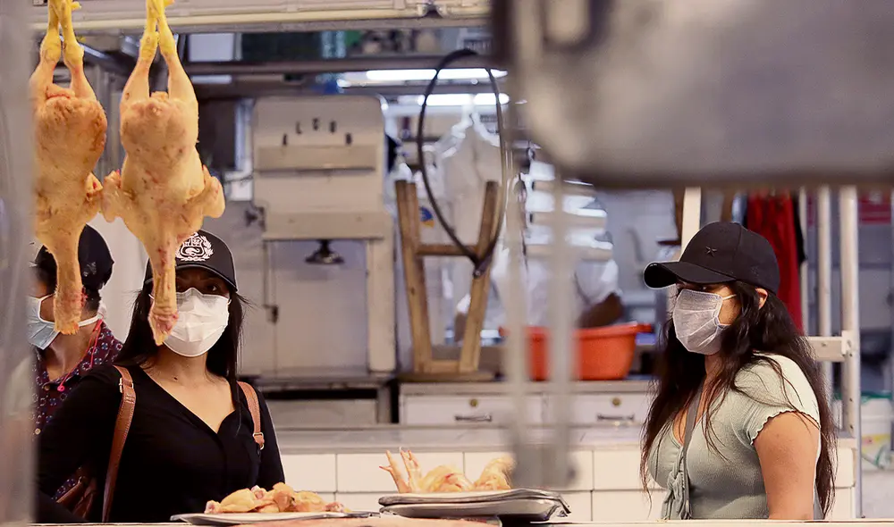Preocupante escenario. El pollo eviscerado, alimento esencial en la mesa familiar, escaseó en diversos mercados. Hoy la situación podría mejorar. Foto: John Reyes/ La República