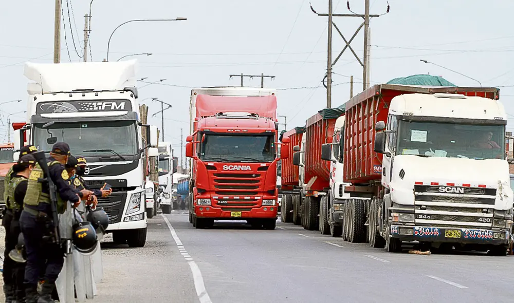 Transportistas. En el norte, el paro continúa fuerte. Foto: Jaime Mendoza/ La República Transportistas. En el norte, el paro continúa fuerte. Foto: Jaime Mendoza/ La República