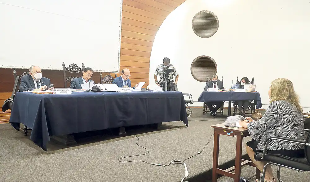 Sin seriedad. Enrique Wong dejó vacía la silla (detrás del camarógrafo) para irse a otra sesión. Foto: difusión Sin seriedad. Enrique Wong dejó vacía la silla (detrás del camarógrafo) para irse a otra sesión. Foto: difusión