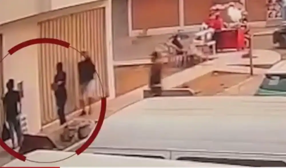 Delincuentes encañonaron a la pareja minutos antes del partido de Perú vs. Paraguay. Foto: captura de América Delincuentes encañonaron a la pareja minutos antes del partido de Perú vs. Paraguay. Foto: captura de América