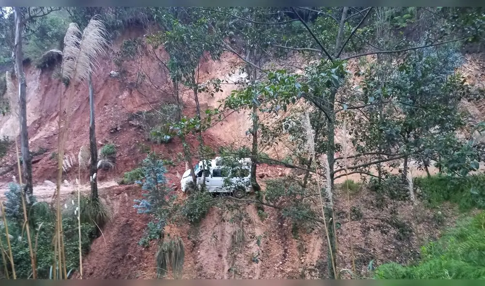 Deslizamiento cayó sobre combi que trasladaba maestros en la vía Cutervo Sócota. Foto: Orlando Ramírez Delgado