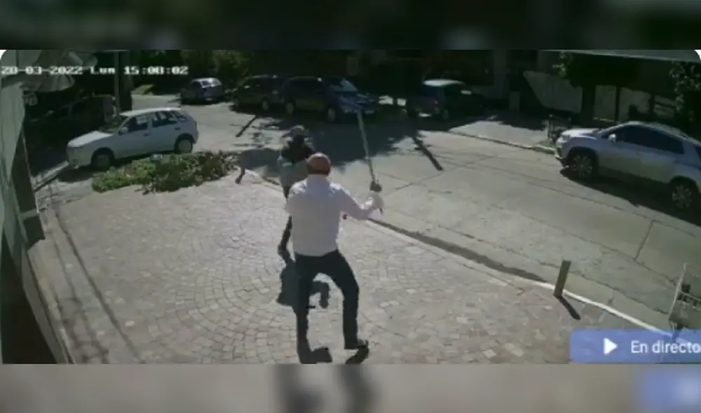 Fue el palo de escoba con lo que el anciano logró defenderse. Video: El Diario Sur