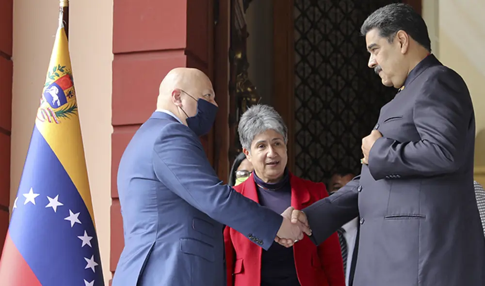 Nicolás Maduro recibe al fiscal de la CPI, Karim Khan, en el palacio de Miraflores, en Caracas. Foto: AFP Nicolás Maduro recibe al fiscal de la CPI, Karim Khan, en el palacio de Miraflores, en Caracas. Foto: AFP