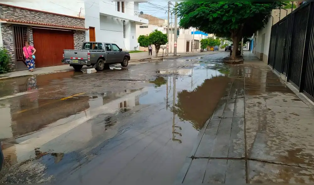 Vecinos piden solución por aniegos formados en calle Almirante Villar. Foto: La República Vecinos piden solución por aniegos formados en calle Almirante Villar. Foto: La República