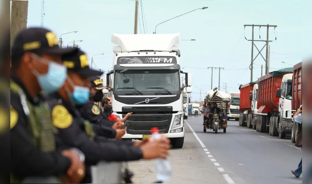 Camioneros de Trujillo se unen al paro de transportistas y estacionan sus vehículos en el cruce Salaverry, pero sin bloquear la vía. Foto: Jaime Mendoza Ruiz / La República Camioneros de Trujillo se unen al paro de transportistas y estacionan sus vehículos en el cruce Salaverry, pero sin bloquear la vía. Foto: Jaime Mendoza Ruiz / La República