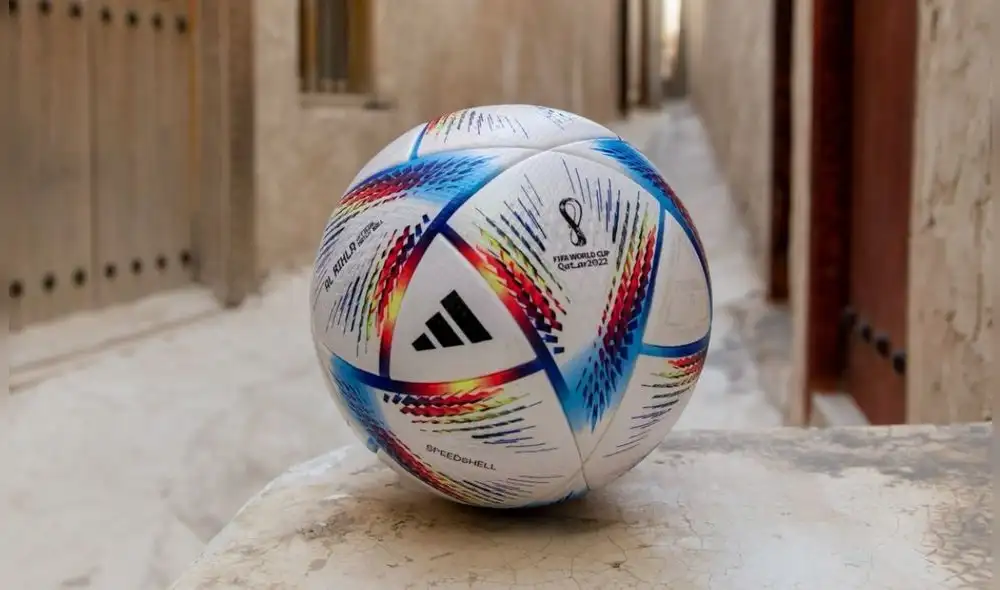 El balón tiene certificación FIFA Quality Pro y predomina el color blanco con destellos naranjas y celestes. Foto: FIFA. El balón tiene certificación FIFA Quality Pro y predomina el color blanco con destellos naranjas y celestes. Foto: FIFA.