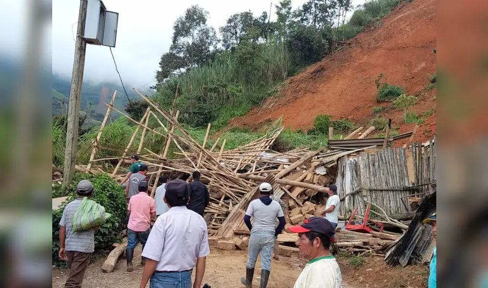 Pobladores trabajan para retirar escombros en busca de joven. Foto: Municipalidad de Sicchez.