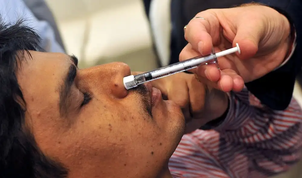 La versión nasal de Sputnik pretende reforzar la inmunidad en las mucosas nasales, la zona donde ocurre la infección de la COVID-19. Foto: AFP / Punit Paranjpe La versión nasal de Sputnik pretende reforzar la inmunidad en las mucosas nasales, la zona donde ocurre la infección de la COVID-19. Foto: AFP / Punit Paranjpe