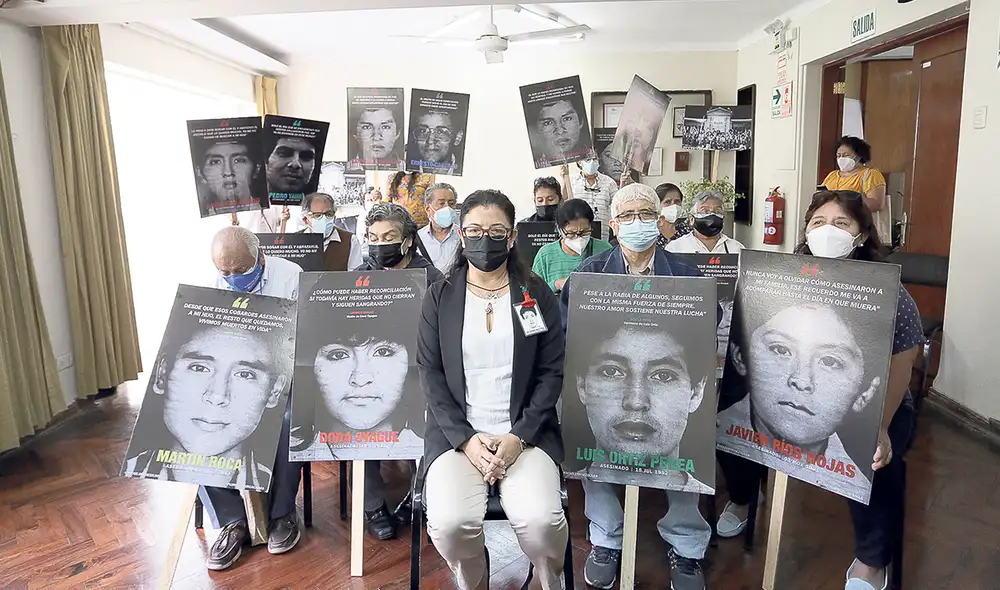Firmes. Gisela Ortiz, rodeada de otros familiares de víctimas del Gobierno de Fujimori, solicitó al tribunal supranacional que les garantice el derecho a la justicia. Foto: Gerardo Marín/ La República.