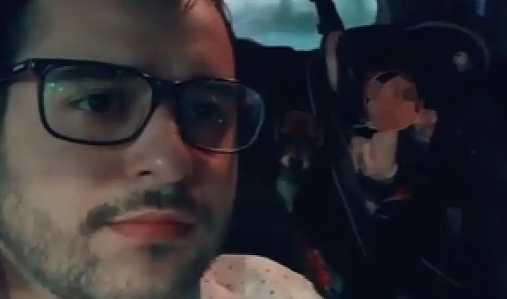 El niño y su mascota tienen la costumbre de 'pelear' cada vez que sus papás no se dan cuenta. Foto: captura de TikTok