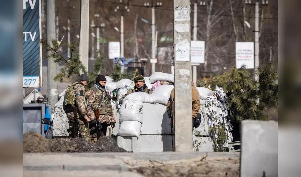 Voluntarios toman posición en un puesto de control en Stoyanka  en medio de la invasión rusa de Ucrania. Foto: AFP