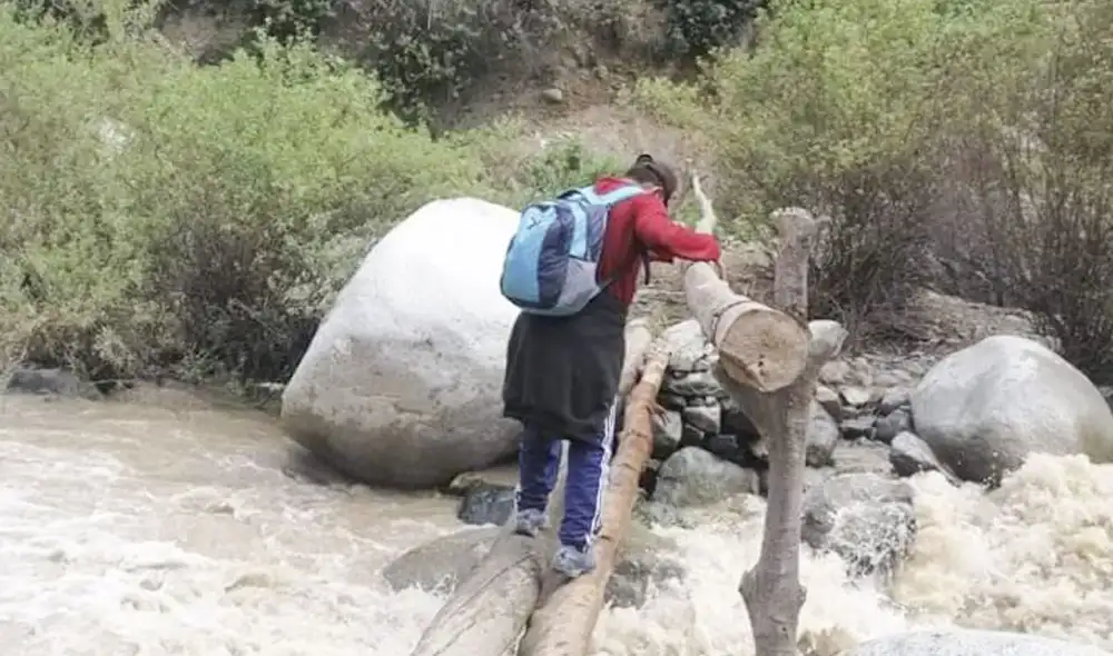 Durante el trayecto, el personal de salud tuvo que lidiar con riachuelos y bloqueos en algunos tramos. Foto: Áncash Noticias Durante el trayecto, el personal de salud tuvo que lidiar con riachuelos y bloqueos en algunos tramos. Foto: Áncash Noticias