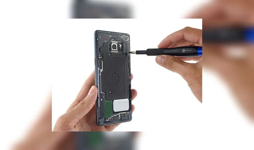 Samsung enviará guías a los hogares para que los usuarios aprendan a ensamblar sus celulares. Foto: Xataka