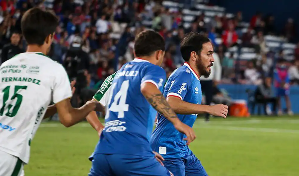 Nacional y Plaza Colonia se miden en el Gran Parque Central. Foto: Nacional