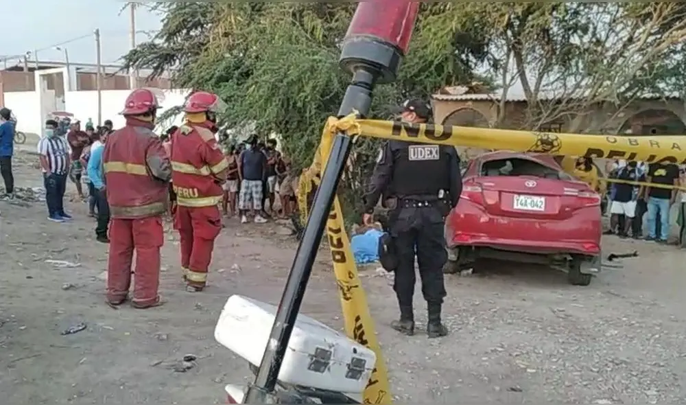 Producto del choque, el auto perdió el control y se estrelló violentamente contra un árbol. Foto: Chiclayo Noticias