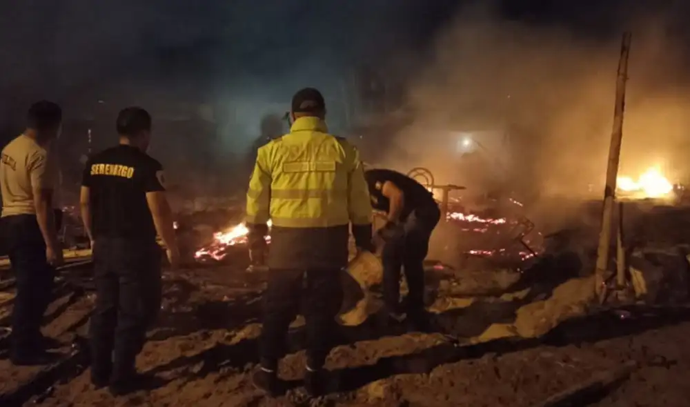 El siniestro fue controlado tras un arduo trabajo conjunto entre los hombres de rojo y agentes de Serenazgo. Foto: Áncash Digital El siniestro fue controlado tras un arduo trabajo conjunto entre los hombres de rojo y agentes de Serenazgo. Foto: Áncash Digital