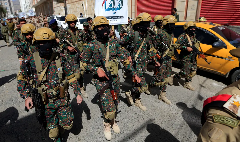 Las fuerzas leales a los rebeldes huzíes de Yemen participan en un reciente desfile militar en Sanaa. Foto: AFP