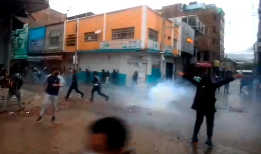 Ciudadanos que protestan en Huancayo señalaron que esta es pacífica, por lo que piden respeto por parte de la Policía. Foto: La República Ciudadanos que protestan en Huancayo señalaron que esta es pacífica, por lo que piden respeto por parte de la Policía. Foto: La República