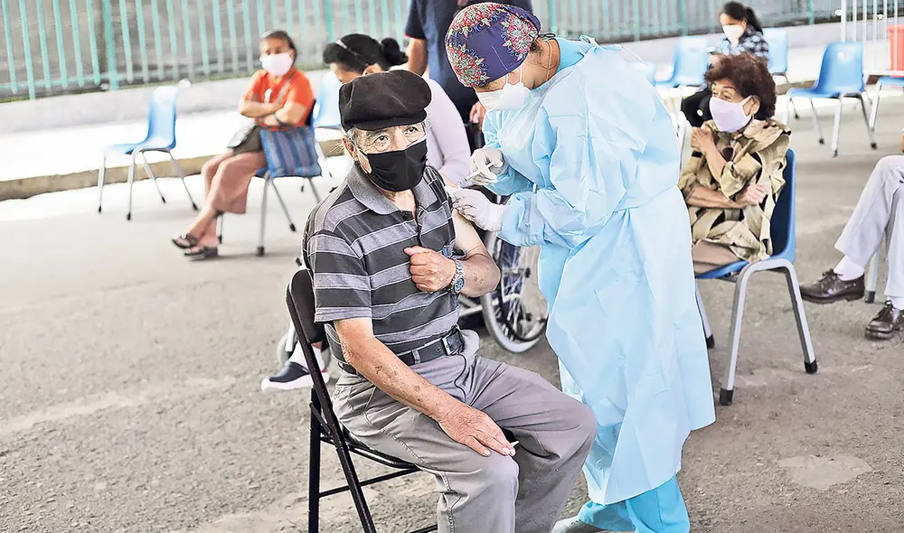 Refuerzo. Mayores de 70 años ya reciben la cuarta dosis. Foto: Gerardo Marín/ La República