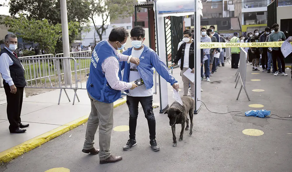 Control. Revisión en el ingreso y los ambientes fue estricto. Foto: Gerardo Marín/La República