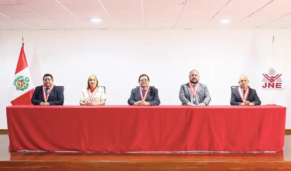 Magistrados. Pleno del JNE, de cinco miembros, debe revisar cambio de reglas electorales y pronunciarse como la máxima autoridad electoral. Foto: difusión Magistrados. Pleno del JNE, de cinco miembros, debe revisar cambio de reglas electorales y pronunciarse como la máxima autoridad electoral. Foto: difusión