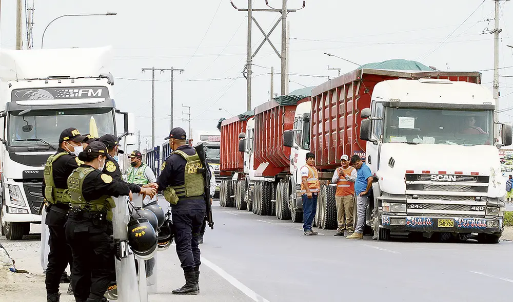Pedido constante. Los transportistas exigen desde hace mucho la reducción del ISC. Ahora este impuesto casi desaparecerá. Foto: Jaime Mendoza Pedido constante. Los transportistas exigen desde hace mucho la reducción del ISC. Ahora este impuesto casi desaparecerá. Foto: Jaime Mendoza