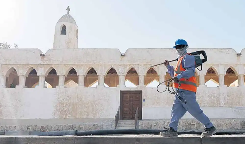 "Todos los indicios [de las causas de muerte] apuntan a largas jornadas de trabajo en un calor extremo como el del país”.