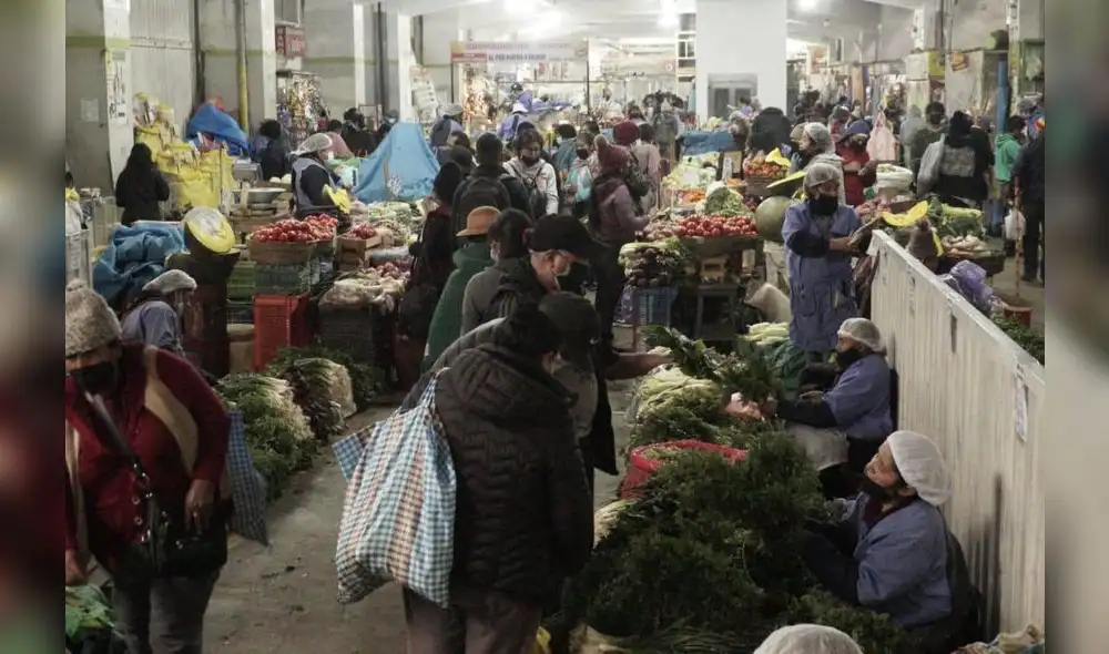 Los comerciantes de Huancayo volvieron a abrir sus puestos. Foto: La República Los comerciantes de Huancayo volvieron a abrir sus puestos. Foto: La República