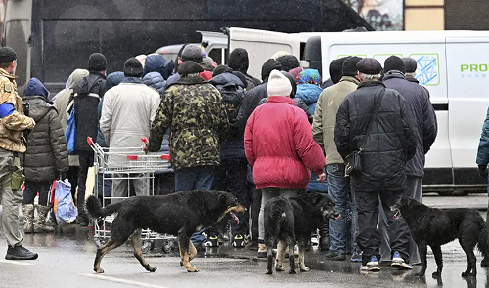 Personas hacen cola para recibir ayuda en la ciudad de Bucha, al noroeste de Kiev (capital de Ucrania). Foto: AFP Personas hacen cola para recibir ayuda en la ciudad de Bucha, al noroeste de Kiev (capital de Ucrania). Foto: AFP