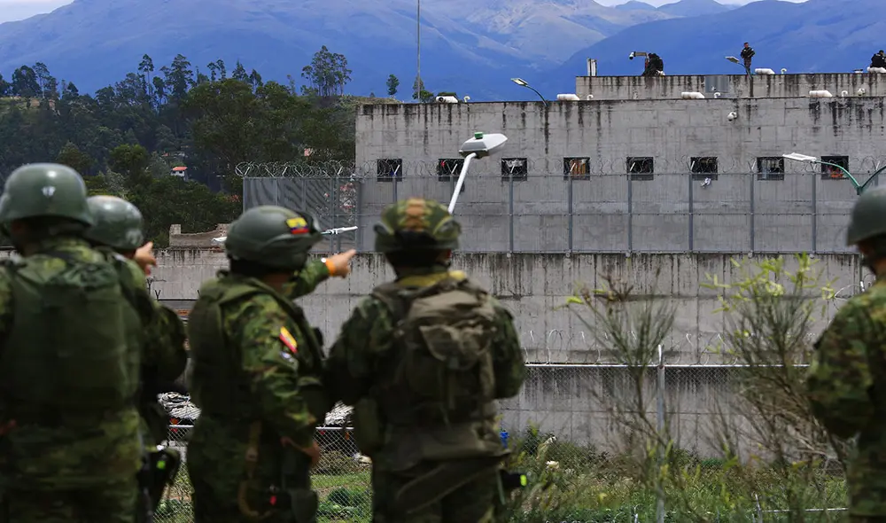 Varios policías vigilan la cárcel de la libertad N.° 1 en Cuenca (Ecuador), donde se registró una nueva revuelta. Foto: EFE Varios policías vigilan la cárcel de la libertad N.° 1 en Cuenca (Ecuador), donde se registró una nueva revuelta. Foto: EFE