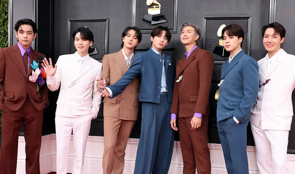 BTS viste trajes Louis Vuitton en la alfombra roja de los Premios Grammy 2022. Foto: AFP