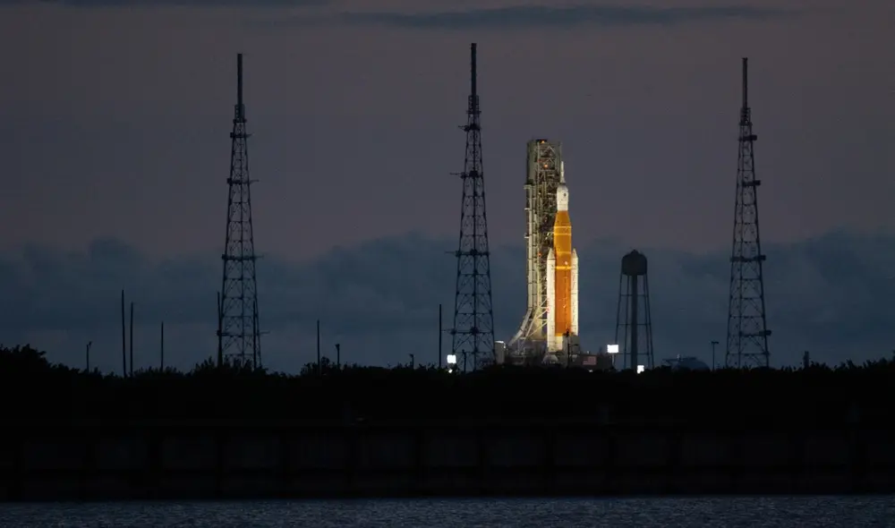 Artemis 1 será la primera misión del programa Artemis y llevará la nave espacial Orion a la órbita lunar, donde viajará entre 26 y 42 días en total. Foto: AFP / Joel Kowsky / NASA
