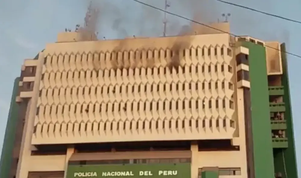 Según comentó el jefe del cuerpo de bomberos Lima Centro Mario Casaretto, el siniestro es de código 2, lo que significa que su equipo necesita de agua permanentemente para lograr controlar la emergencia. Foto: Twitter. Según comentó el jefe del cuerpo de bomberos Lima Centro Mario Casaretto, el siniestro es de código 2, lo que significa que su equipo necesita de agua permanentemente para lograr controlar la emergencia. Foto: Twitter.