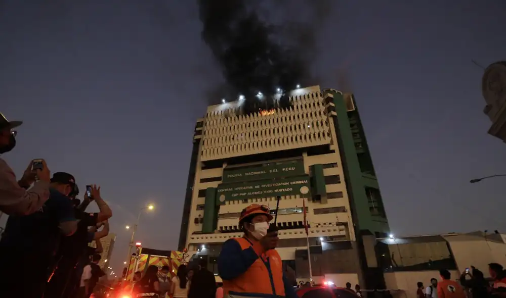 Humo sale de uno de los últimos piso de la sede de la institución. Foto: Gerardo Marín/La República Humo sale de uno de los últimos piso de la sede de la institución. Foto: Gerardo Marín/La República